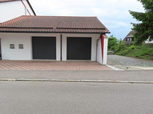 Doppelgarage mit Stellplätzen