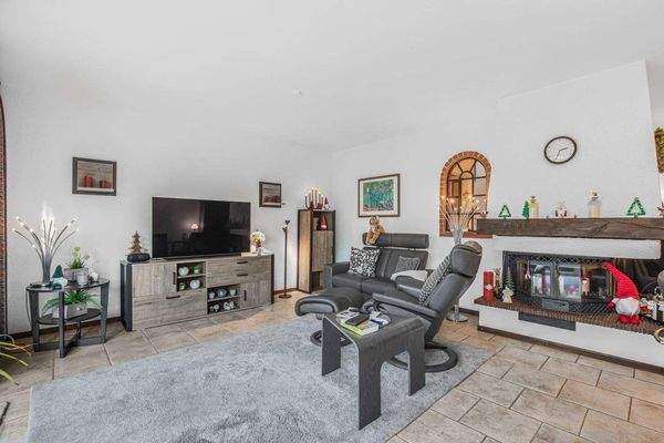 Wohn- und Esszimmer mit Kamin