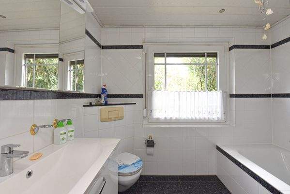 zeitlos gefliestes Duschbad