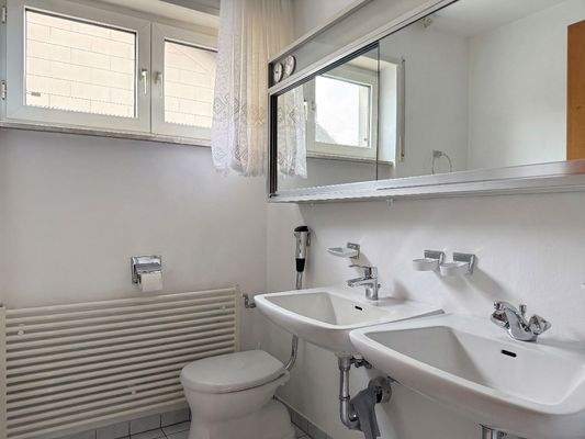 Badezimmer OG [KI-optimiertes Foto]