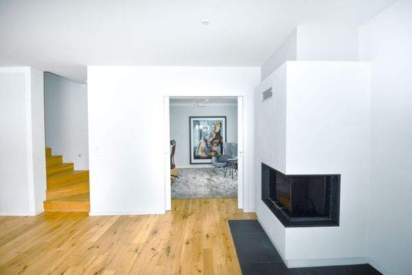 Wohnzimmer Blick auf Bibliothek