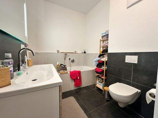 Badezimmer mit Dusche und Badewanne