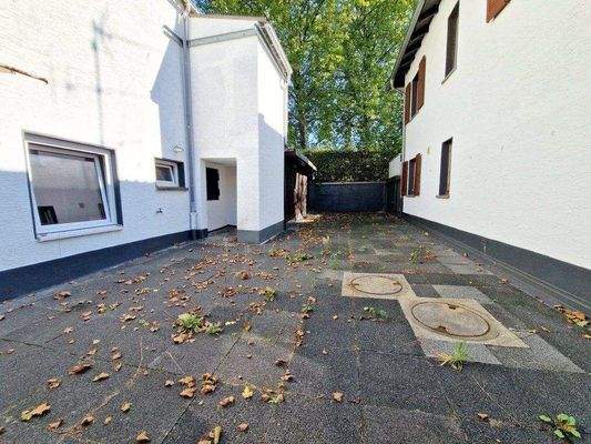 4 innenhof haus und nebengebäude.jpg