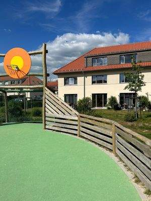 Spielplatz mit Basketballkorb