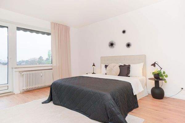 Schlafzimmer mit Balkonzugang