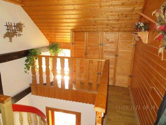 Dachgesch.: Flur und Treppenh. mit Einbauschränken