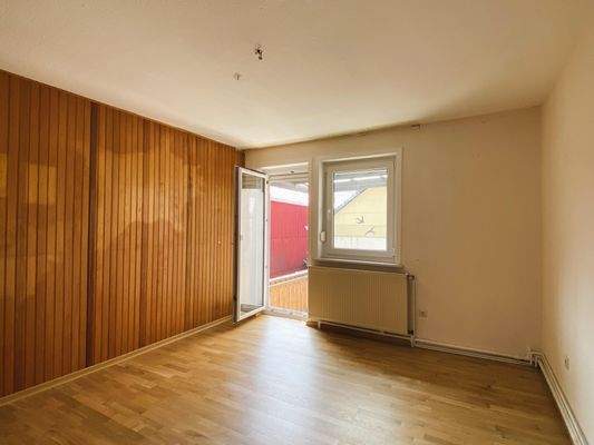 Wohnzimmer mit Ausgang zum Balkon