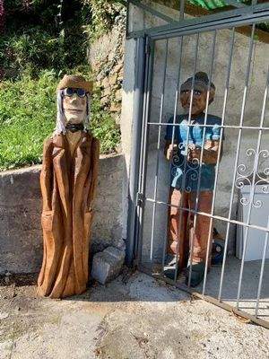 Holz-Skulpturen im Künstlerdorf