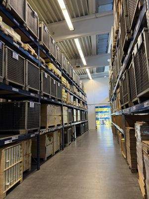 großzügige, aufgeräumte Lagerflächen.JPG