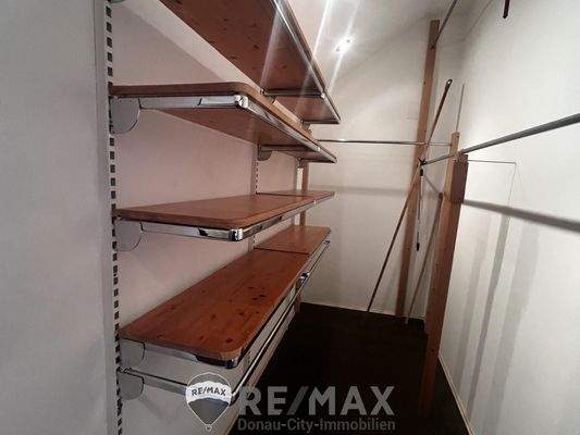 18 2_Schlafzimmer_Garderobe