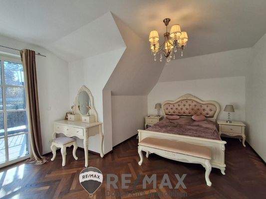 19 Schlafzimmer mit Schminktisch 2721