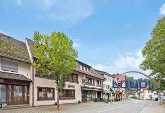 Außenansicht des Wohn- und Geschäftshauses