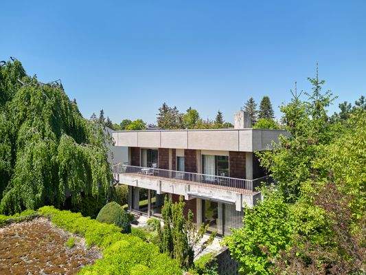 Eingebettet in Baumbestand