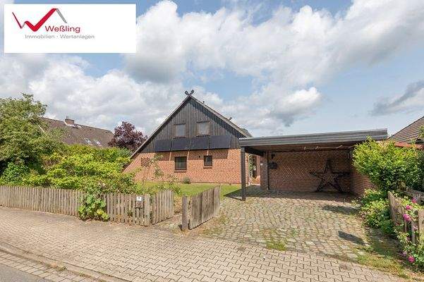 Straßenseite mit Carport