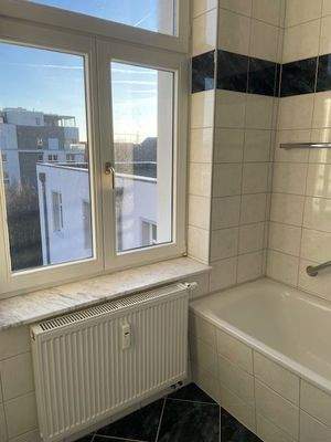 Bad mit großem Fenster