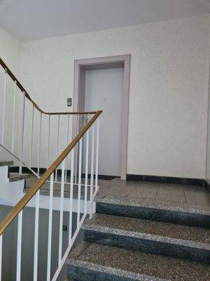 Treppenhaus mit Wohnungseingangstür.jpg