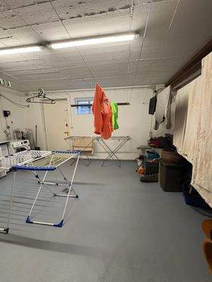 Kellerraum mit Wäscheleinen