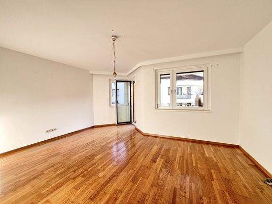 Wohnzimmer mit Balkon