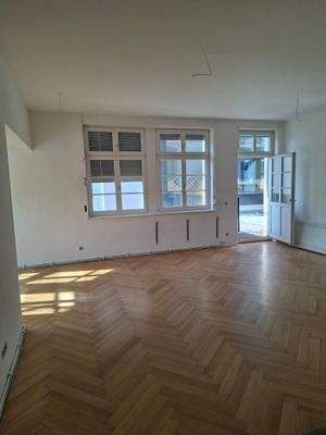 Wohnbereich mit Blick auf Balkon.jpg