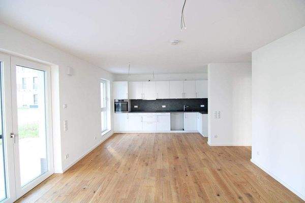 Großes Wohnzimmer mit Terrasse