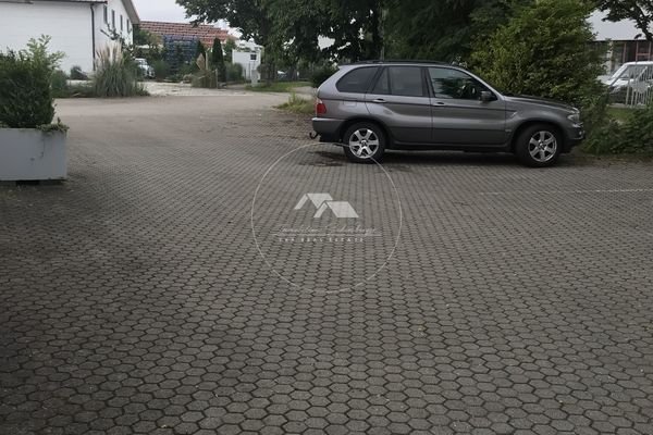 Parkplatz mit 4 Stellplätzen