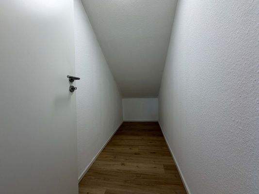 Abstellraum: Praktischer Stauraum für Vorräte Koffer Haushaltsgeräte und selten genutzte Dinge