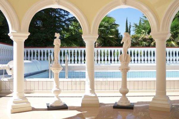 140 m² große Terrasse mit Swimmingpool