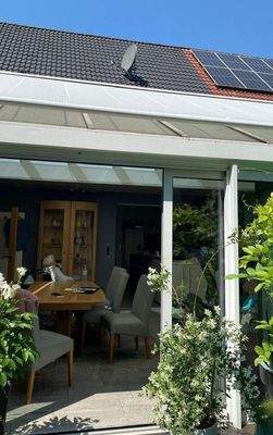 Blick vom Garten in den Wintergarten