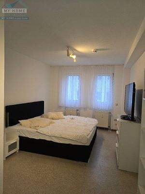 ruhiger, heller Wohn-/Schlafraum