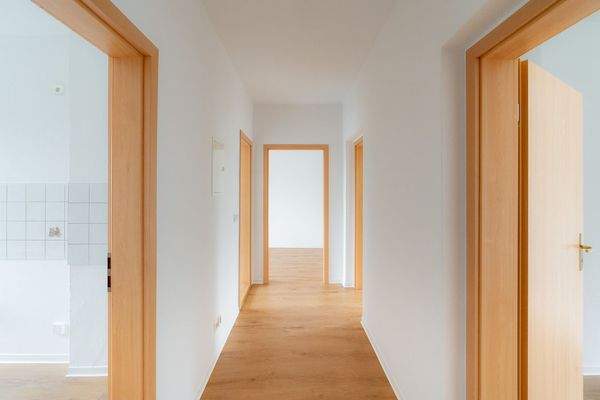 Heller Flur mit Holztüren