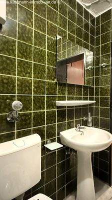 WC mit praktischer Ausstattung