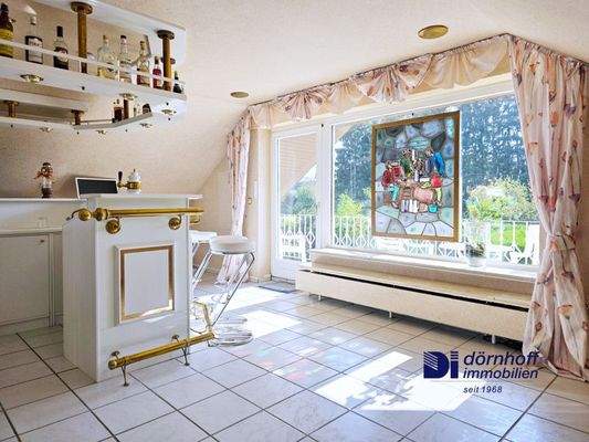 Helles Dachgeschoss mit integrierter Bar und Zugang zum Balkon