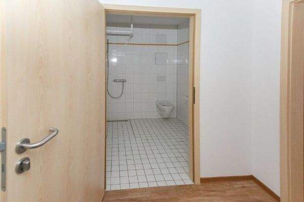 Etagen Wohnung mit Blick vom Flur ins Bad