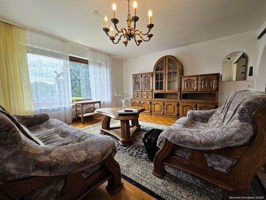 Helles Wohnzimmer mit zwei Fenstern – gemütlich und einladend