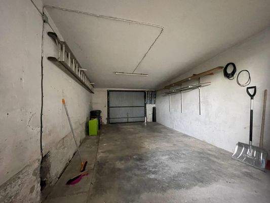 Garage Überlänge mit Elektrik und Tür zum Hofbereich