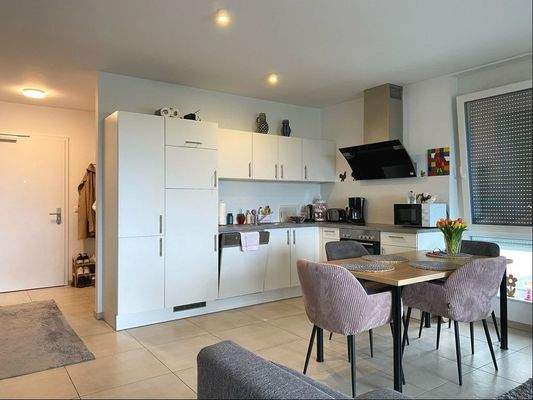 Küche mit Essbereich und Eingangsbereich