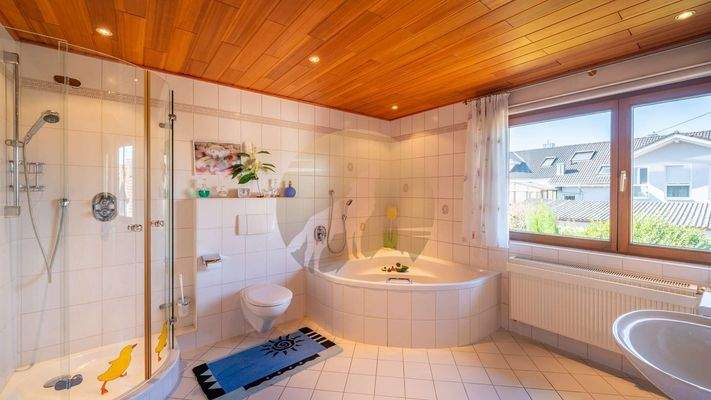 haus-baden-baden-steinbach-badezimmer-wolf-immobilien