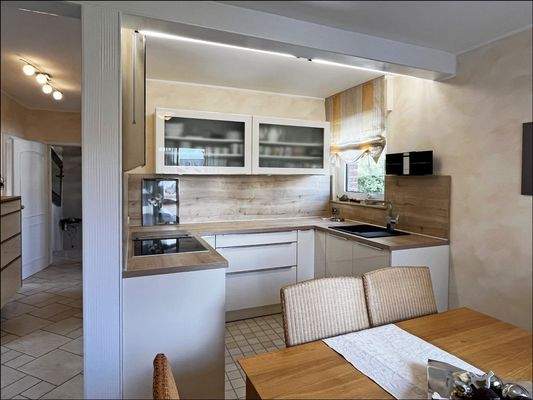 OG: Offene moderne Küche mit angrenzendem Essbereich