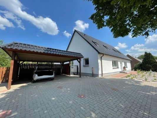 Haus mit vorderem Doppelcarport