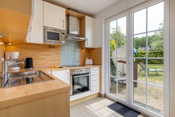 EG: Offene Küche – geschickt im Wohnraum eingebund