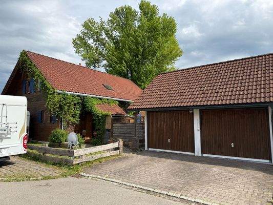 Hausansicht mit Doppelgarage