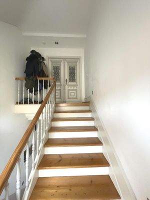 Treppenaufgang zur Wohnung im DG