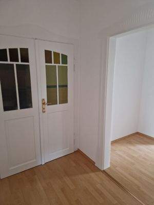 Flur mit Eingangstür