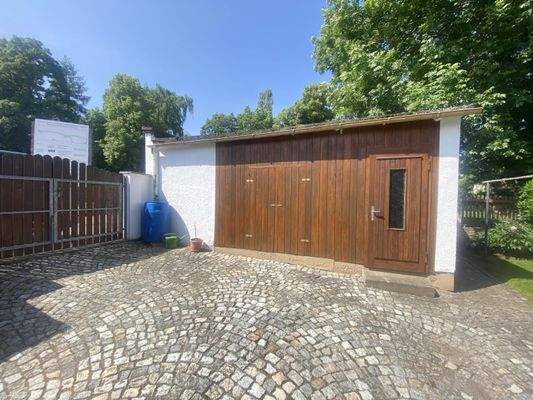 gepflasterter Innenhof mit Zugang zur Garage