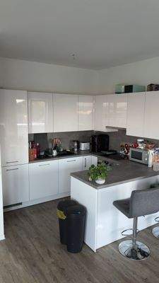 Moderne Küche mit Barhocker