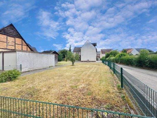 Seitenansicht mit Grundstück