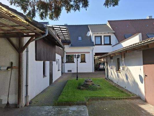 Hof_rechts_Garage_Links_Schopf