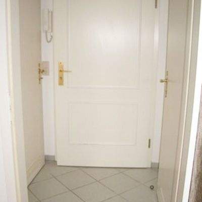 Flur mit weißen Türen