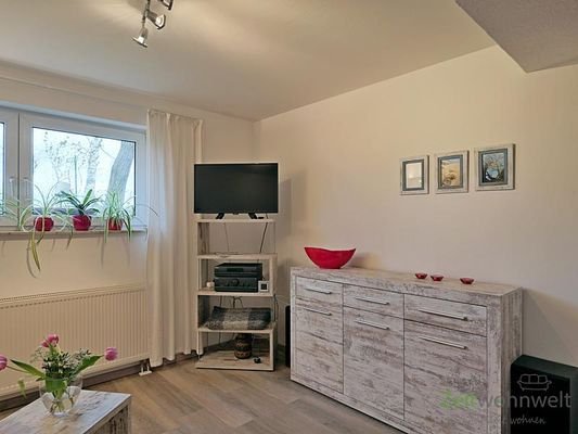 TV und Sideboard im Wohnzimmer