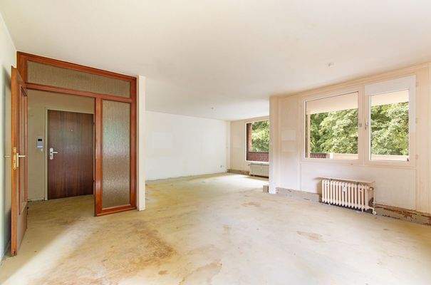 Wohnzimmer mit verglaster Trennwand zum Flur